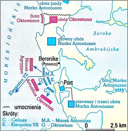 Plan bitwy morskiej pod Akcjum z obozami i flotami Oktawiana oraz Marka Antoniusza.