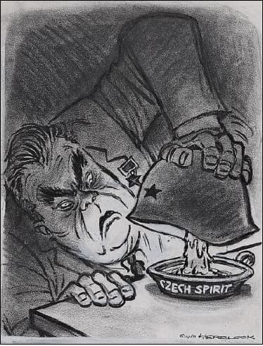 Karykatura: Leonid Breżniew przygniata Czechosłowację wojskowym hełmem i gasi w popielniczce płomień podpisany „Czech spirit”.